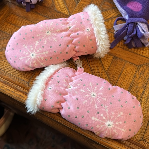 Little girls winter hat and gloves lot - Picture 13 of 15